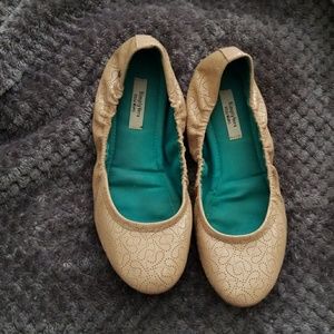 Simply Vera Wang flats